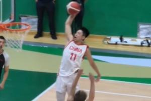 中国人能飞!U18小将张淳智防守反击上演惊天单臂滑翔隔扣!
