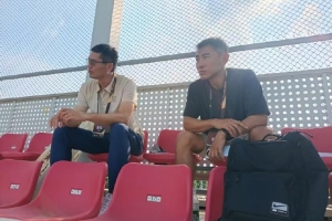 记者:邵佳一、于汉超观看U17国足vs毕尔巴鄂竞技U17