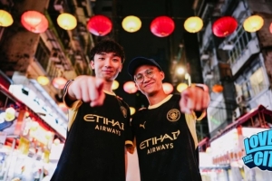 曼城采访中国香港球迷:看着球队倾尽全力,真能让我的心情好起来