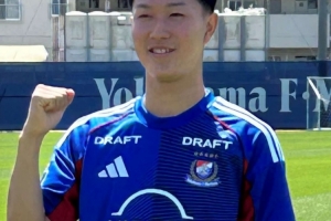 16岁4个月零5天的横滨水手中场三井寺真,成为J1揭幕战最年轻首发