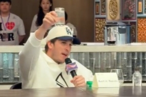 举杯畅饮!里夫斯在宴会上大秀中文:“吃好喝好”