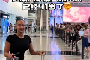 逗!杰伦·格林开启中国行 有女粉丝送礼物 还得赶紧给女友示好