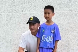 京媒:傅明现身百队杯现场,蹲下与小球员合影并交流经验