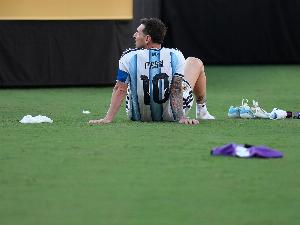 记者:梅西乘坐私人飞机返回家乡,当地时间20:34抵达