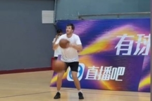 依旧神准!里夫斯中国行大秀中投技术 稳稳连续命中17球