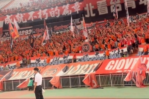 泰山队谢场球迷高喊唐田加油,克雷桑与球迷互动“we are one”