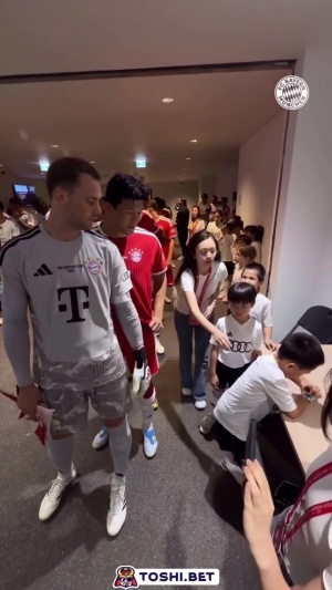 逗笑诺爹!诺伊尔的小球童沉迷电话手表,准备进场时拉都拉不动