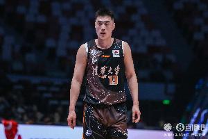 媒体人:许熙桐即战力值得期待 投篮佳技术全面 篮下吃错位不含糊