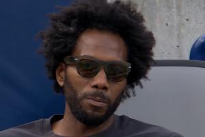 爆炸头卡已达北境!伦纳德现身多伦多观看网球公开赛