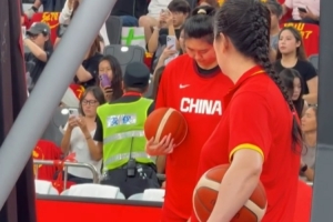 媒体人:张子宇未脱热身服缺席赛前热身 今晚热身赛大概率将缺席