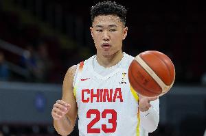 高效输出!贺希宁半场5投3中&三分4中2 得到9分1板1助1断