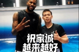 残缺的玉是王!威姆斯与独臂少年张家城单挑 后者运球极快但惜败