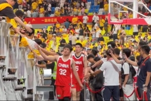 不敌乌拉圭男篮!赛后退场时 球迷依旧给中国男篮送上鼓励