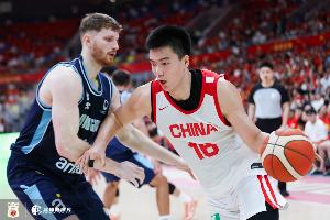 活力十足!焦泊乔半场7中2拿到6分7篮板1帽 3个前场板很亮眼