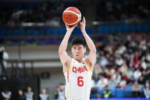 机会不太多!程帅澎替补4中2得到5分2板1助 其中三分2中1