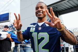在家乡依旧高人气~小托马斯为NFL海鹰赛前升起代表球迷的12号旗子