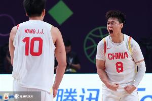 男篮去年怎么赢的新西兰?媒体人:赵睿巨星发挥 不依赖单一球员