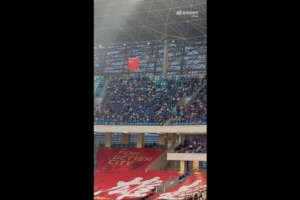 记者谈申花远征球迷:应该是这四年最少一次远征了,也没呐喊