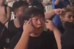 何意味?部分三镇球迷冲击天津球迷大巴,有球迷做拉眼角歧视动作