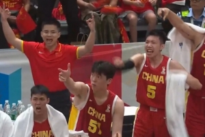 顶住了!赵嘉义反击追身三分球打停黎巴嫩 替补席兴奋庆祝