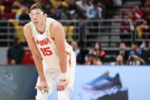 周琦:FIBA比赛基本上5分钟就要内线 比赛强度高&无氧对抗消耗大