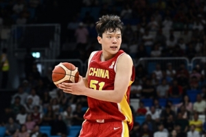 杨瀚森:整场比赛很艰难 我们把自己该做的做好了 很高兴最终赢球