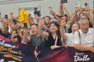 山西男篮外援迪亚洛今日抵达太原 山西球迷热情欢迎!
