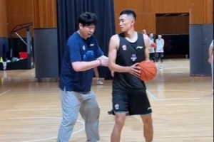 山东男篮晒训练视频:邱彪指导教你如何做到投篮就像呼吸一样简单