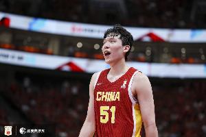 杨瀚森谈与黎巴嫩归化中锋交流内容:他问我能不能赛后换球衣?