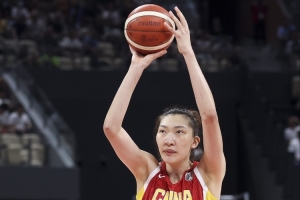 表现不错!韩旭上半场7投3中得到6分3板