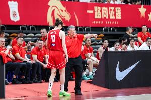 杨毅:宫鲁鸣制定战术都和法国助教商量 他不是一言堂那种人