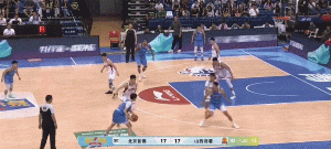 翟晓川对魏莨哲挥肘!还怒怼博主:你应该看看眼睛 你1万多度