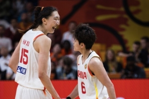 韩旭撑起内线 杨舒予扛起外线 依旧是中国女篮的两条大腿