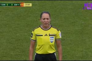 中国U20女足0-1落后西班牙,主裁回看认定黄嘉欣手球,判罚点球