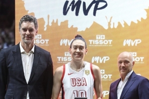 为其颁奖!大加索尔祝贺斯图尔特荣获女篮世界杯MVP:实至名归