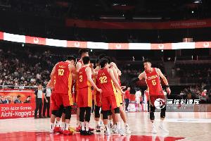 媒体人:朱俊龙/李弘权受伤 有球员带病上场 男篮今天或仅9人出战