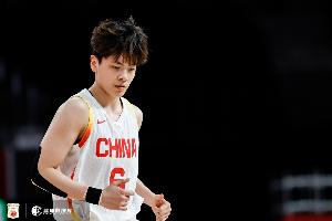 5次失误过多了!杨舒予半场4中2贡献5分2板1助