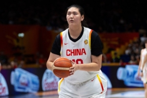 解说:张子宇不是姚明 她又处理不了球 她只是离篮筐更近