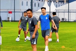 媒体人:蒋圣龙参与昨日球队赛前训练,备战今晚的中俄国际友谊赛