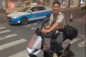 三蚊鸡搭你到巴西!黎伊扬骑着小电驴去机场接曾凌铉