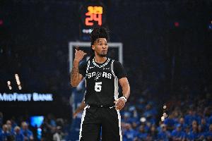 GQ:卡斯尔24年拒绝试训老鹰 因不想在特雷·杨身边主打无球