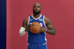 费城23号上线NBA官推晒詹姆斯76人球衣造型:费城76人詹姆斯