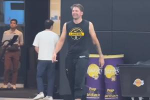 夸张的射程 无敌的球感!东契奇中圈三分训练 轻松写意5中4