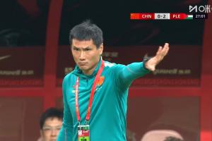 踢得是个啥?国足进攻端多次传球不知所云,防守端多次漏人、踢疵