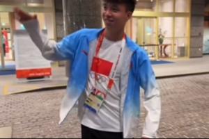 姐姐让王钰栋再跳一遍“马竞战舞”,王钰栋乖乖照做