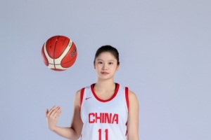 齐发力!半场孙晗昀5中5拿10分3板 李沅珊6中4贡献10分2助