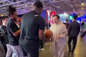 跨界名场面!成龙出席NBA中国行活动 现场投篮一发命中!
