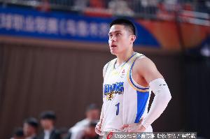 外线有谱!陈盈骏半场6中4贡献11分3助 三分3中3