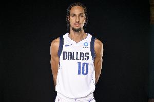 侠记:里萨谢接球后试图迅速做决定 但经常仓促出手且受防守干扰