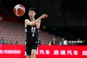 新华社:篮球新秀出国留洋热潮背后的思考 成效仍待时间检验
